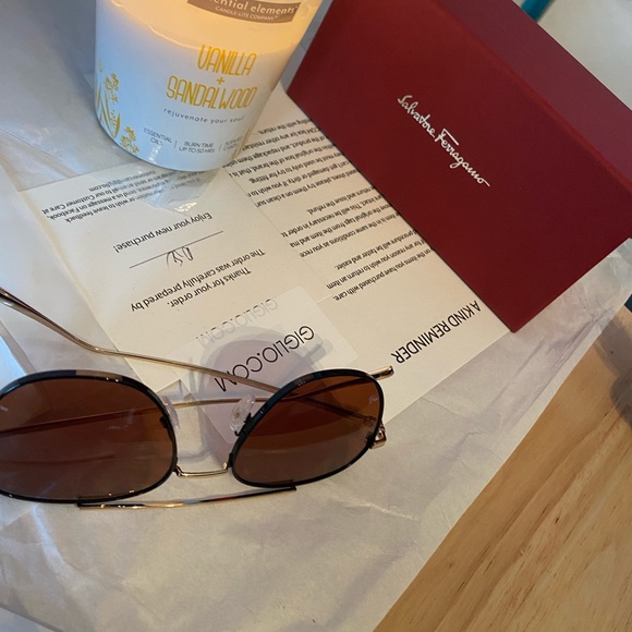 Salvatore ferragamo Sunglasses gold with black rims and brown tinted lenses - Picture 7 of 16